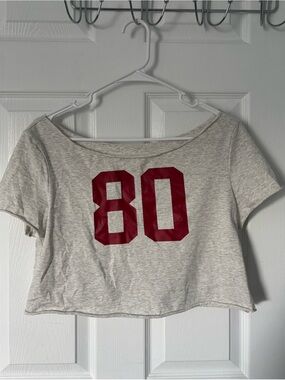 Gray Cropped Tee with Red '80' Graphic